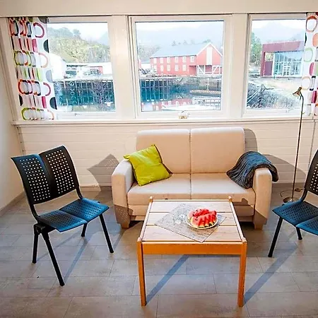 بيت شباب Lofoten Sommerhotell Og *
