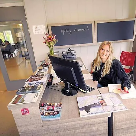 بيت شباب Lofoten Sommerhotell Og