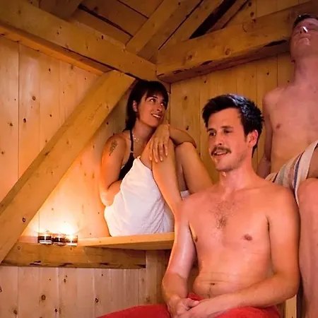 بيت شباب Lofoten Sommerhotell Og *